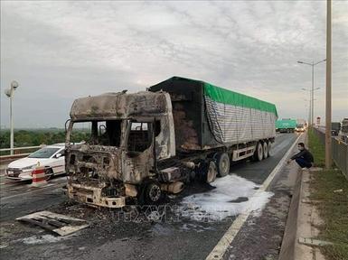 Xe container cháy rụi trên cầu Thanh Trì, Hà Nội