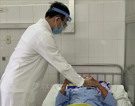 Cứu sống bệnh nhân trầm cảm tự đóng đinh lên đầu