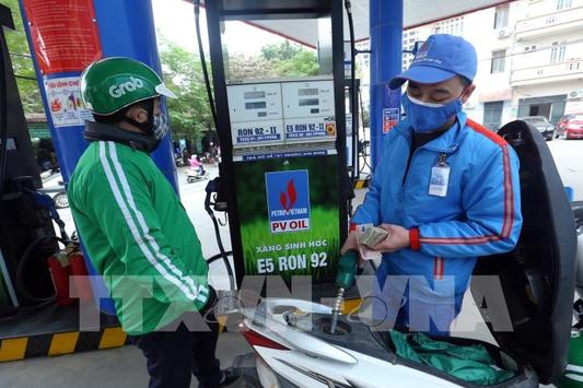 Giá xăng giữ nguyên, giá dầu giảm mạnh