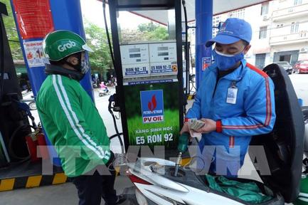 Giá xăng giữ nguyên, giá dầu giảm mạnh