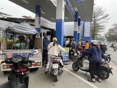 Người dân xếp hàng dài chờ đợi để mua xăng trước thông tin xăng tăng giá mạnh

