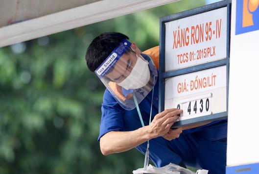 Giá xăng tiếp tục tăng, tiến sát 30.000 đồng/lít