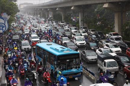 Mưa xối xả đúng giờ cao điểm, đường phố Hà Nội ùn tắc kéo dài