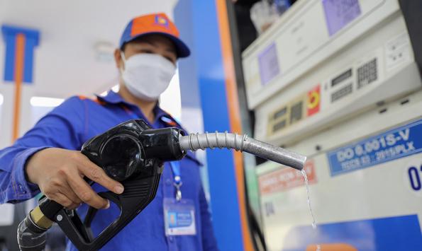 Giá xăng lên sát 24.000 đồng một lít