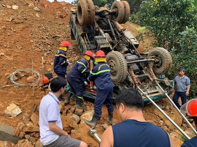 Cứu hộ thành công một người mắc kẹt trong cabin xe tải
