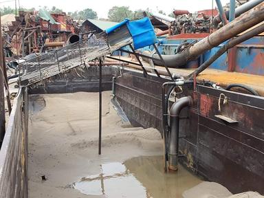 Bắt 2 tàu khai thác cát trái phép trên sông Đà