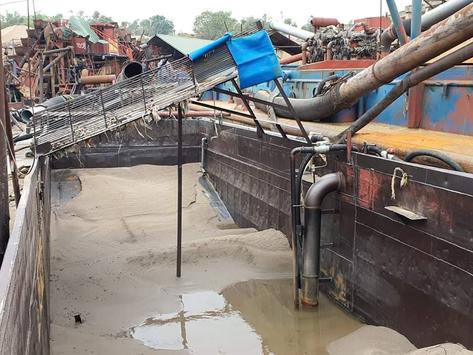 Bắt 2 tàu khai thác cát trái phép trên sông Đà