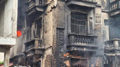 Cháy lớn thiêu rụi căn biệt thự tại Hà Nội