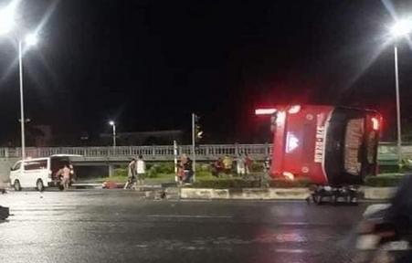 Xe khách lật trên quốc lộ ở Ninh Bình, ít nhất 4 người chết