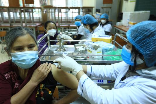Sáng 15/2: Số mắc COVID-19 trung bình 7 ngày qua là 25.918 ca/ngày; Kịp thời cung cấp thuốc điều trị cho F0 chuyển nặng