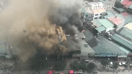 Cháy dữ dội kèm nhiều tiếng nổ lớn nghi từ nhà hàng gà trên đường Nguyễn Xiển