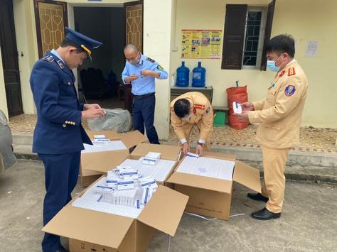 Tạm giữ phương tiện vận chuyển 2.000 bộ kit test nhanh không rõ nguồn gốc