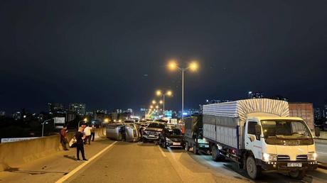 Tai nạn liên hoàn giữa 5 xe ô tô, đường vành đai 3 trên cao tắc cứng