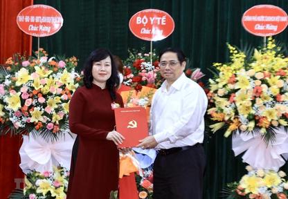 Thủ tướng trao quyết định Quyền Bộ trưởng Bộ Y tế cho bà Đào Hồng Lan