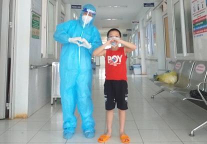 Nữ điều dưỡng F0 vừa điều trị vừa tận tình chăm sóc các bệnh nhi