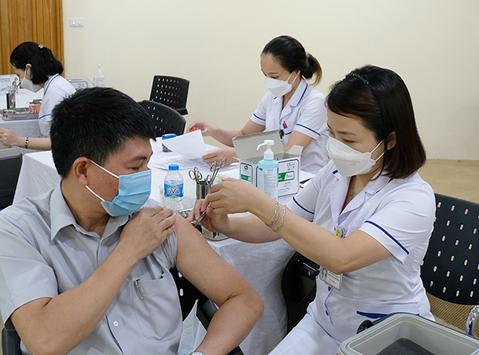Ngày 15/9: Có 2.963 ca COVID-19, số khỏi gấp gần 20 lần, 5 bệnh nhân tử vong