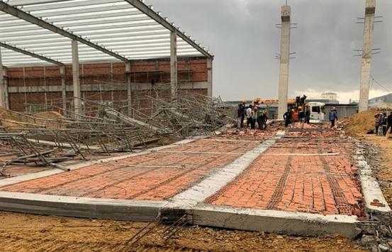 Sập tường đang xây trong khu công nghiệp, 3 người chết, 6 người bị thương