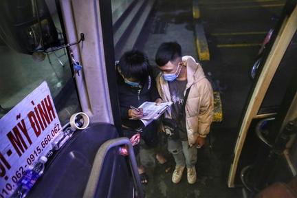 Chuyến xe khách liên tỉnh đầu tiên tại bến xe Mỹ Đình sau hơn 2 tháng ngừng hoạt động