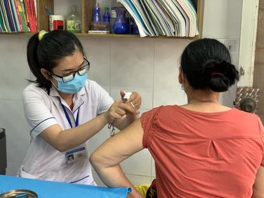 Sáng 15/12: Theo dõi sát sự xuất hiện biến thể mới của COVID-19; đẩy nhanh tiêm vaccine mũi 3 và 4, tiêm cho trẻ