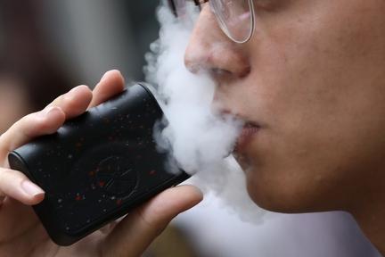 Đề xuất cấm học sinh hút thuốc lá điện tử
