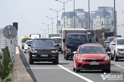 CSGT đi mô tô đặc chủng tuần tra, ghi hình xe vào làn khẩn cấp Vành đai 3
