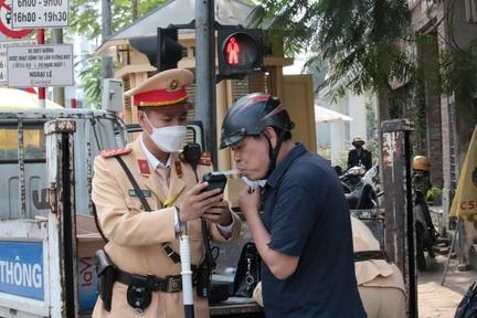 Công an Hà Nội xử phạt hơn 2.300 trường hợp vi phạm trong 3 ngày đầu ra quân 