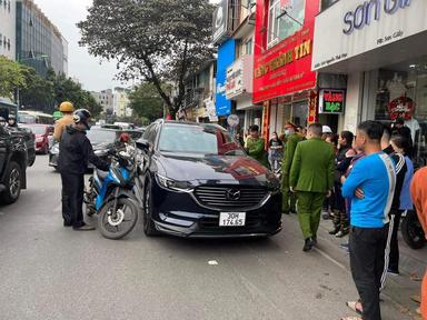 Làm rõ việc thanh niên chặn đầu ô tô, rút súng doạ người đi đường