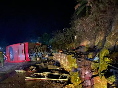 Hòa Bình: Tai nạn trên Quốc lộ 6 khiến 21 người thương vong