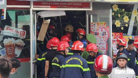 Sập cửa hàng tiện lợi ở TP.HCM, nhiều người nghi mắc kẹt