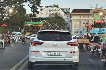 Dùng băng dính ‘hô biến’ biển số, tài xế bị phạt nặng