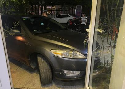 Tạm dừng công tác phó phòng thách thức, lăng mạ người dân vì chỗ đỗ xe