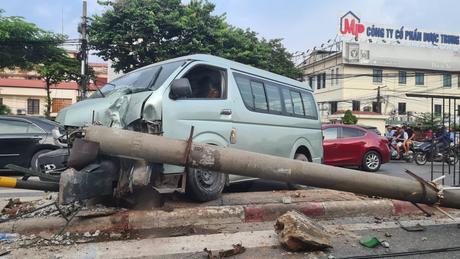 Hà Nội: Ô tô đâm đổ cột điện trên đường Giải Phóng