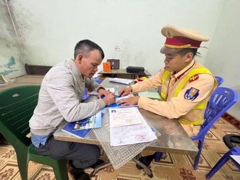 Không nhường đường cho xe cấp cứu, lái xe tải bị phạt 11 triệu đồng
