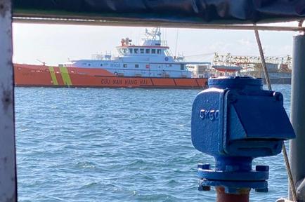 4 thuyền viên trên tàu cá mất liên lạc được cứu sống sau 9 ngày