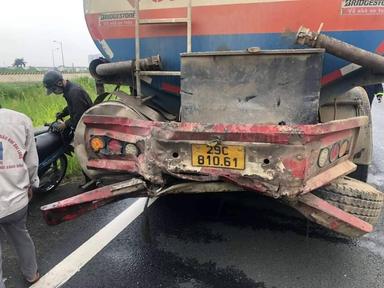 Cứu tài xế mắc kẹt trong cabin