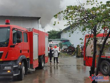 Khu xưởng ở Hà Đông bốc cháy ngùn ngụt
