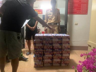 Phát hiện gần 100kg pháo hoa dấu trong xe tải van