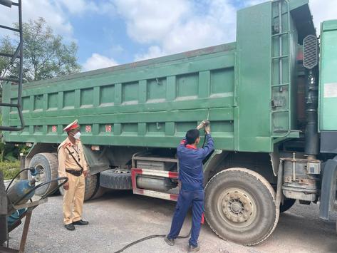 3.600 xe tháo, cắt thành thùng trong tháng cao điểm