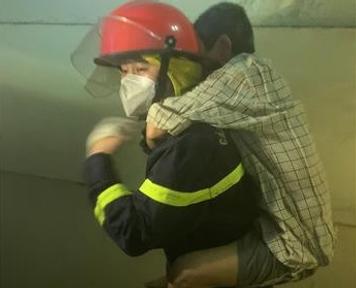 Giải cứu 15 người mắc kẹt trong vụ cháy chung cư tại Nam Từ Liêm, Hà Nội