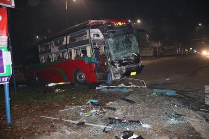 Bình Dương: Hai xe khách giường nằm đâm nhau khiến nhiều người bị thương