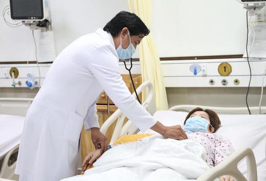 Nịt bụng để giảm cân, một phụ nữ bị vỡ gan và xuất huyết nội