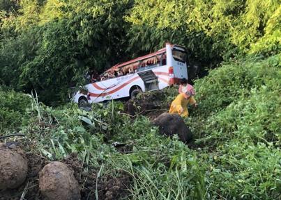 Xe khách chở nhiều trẻ em lọt xuống vực đèo QL28B Bình Thuận

