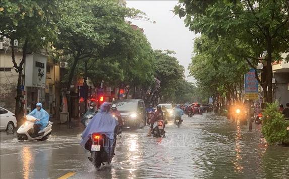 Nhiều tuyến đường Hà Nội ngập úng cục bộ, ùn tắc giao thông sau cơn mưa lớn
