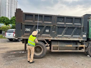 Loạt xe tải cơi nới thành thùng cao cả mét bị cắt gọt trên cao tốc Hà Nội – Thái Nguyên