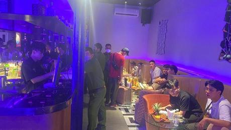 Công an quận Hà Đông (Hà Nội) xuyên đêm đột kích 2 ổ “bóng cười” trá hình