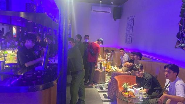 Công an quận Hà Đông (Hà Nội) xuyên đêm đột kích 2 ổ “bóng cười” trá hình