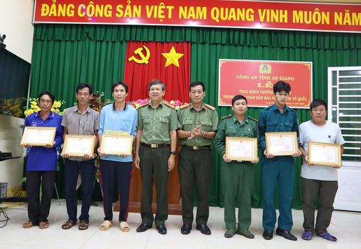 Khen thưởng đột xuất 6 người dân cứu 40 người Việt Nam trốn khỏi casino ở Campuchia