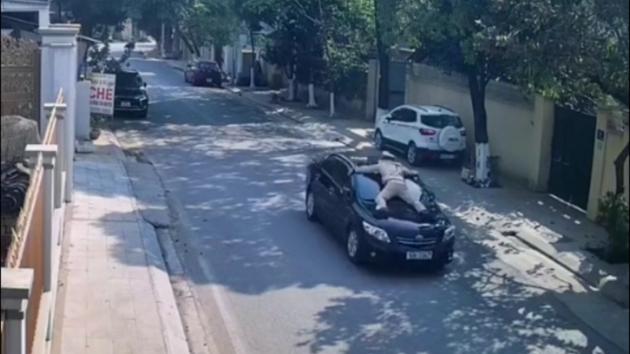 Tạm giữ tài xế là PGĐ Trung tâm Giáo dục thường xuyên đâm CSGT rồi bỏ chạy