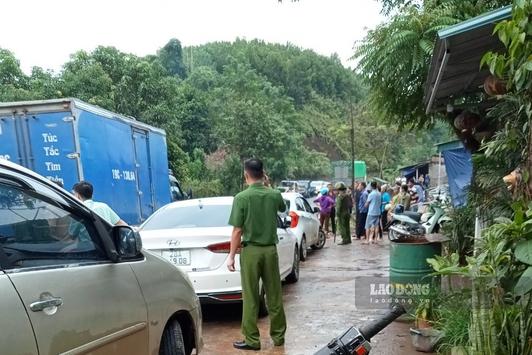 Bao vây, truy bắt nghi phạm chém cả nhà vợ ở Hòa Bình