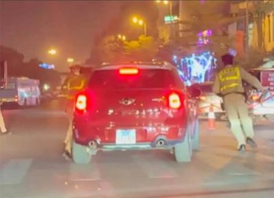 Tạm giữ tài xế ôtô không chấp hành kiểm tra nồng độ cồn, hất CSGT lên nắp capo